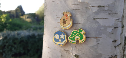 Money Bag Leaf Fossil Macaron Hard Enamel Pin // Cute Animal Crossing Bakery // 25 mm wide // Gold plated metal